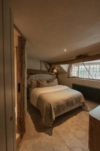 a bedroom with a large bed and a window at Hathaway Hamlet in Stratford-upon-Avon