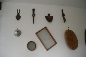 eine Wand mit einem Spiegel und anderen Gegenständen an einer Wand in der Unterkunft serenzia in Lollove