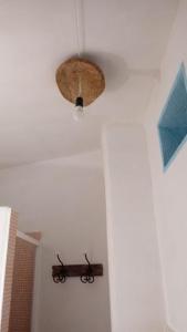 ein Badezimmer mit Deckenventilator und Wandleuchte in der Unterkunft serenzia in Lollove