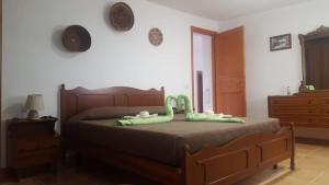 ein Bett mit einer grünen Eidechse darauf in einem Schlafzimmer in der Unterkunft serenzia in Lollove