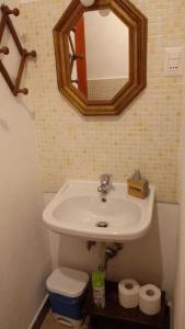 ein Badezimmer mit Waschbecken und Spiegel in der Unterkunft serenzia in Lollove
