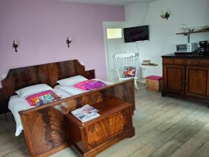 a bedroom with a bed and a dresser and a tv at Bed en Boterham in Hedel