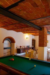 a pool table in the middle of a living room at Agriturismo Luggiano in Vinci