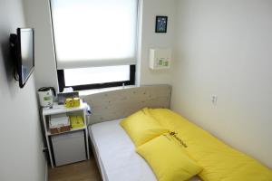 
A bed or beds in a room at 24 Guesthouse Dongdaemun Market
