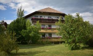 a large house with a balcony on top of it at Sonnen Residence in Collalbo