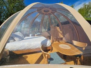 a bedroom in a dome tent with a bed and a table at Bulle insolite Wigwam in Aulnay-sur-Iton