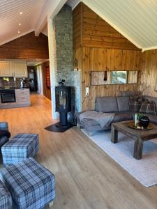 a living room with a couch and a table at Vikerfjell i Ringerike, Oslos nærmeste høyfjell in Hønefoss