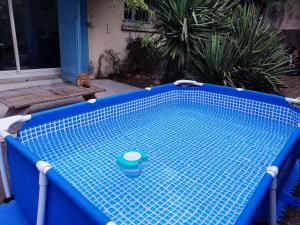 a blue tiled swimming pool in a yard at Villa au Cœur du Centre - Jardin & Terrasse, Parking Gratuit in Aix-en-Provence