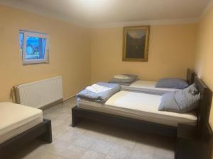 two twin beds in a room with at Pension Wolkenheim in Wöbbelin