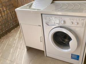 a washer and dryer in a room at Gioia Casa in Pizzo