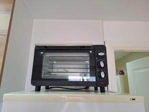 a black toaster oven sitting on top of a refrigerator at Apartamento Playaluna in Almería