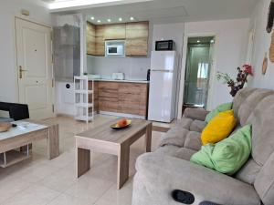 a living room with a couch and a kitchen at Apartamento Playaluna in Almería