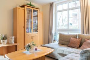 a living room with a couch and a table at Haus Roland, Wohnung 19 in Zinnowitz