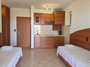 a room with two beds and a kitchen at Apartment Keti - Mandre in Mandre