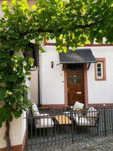 a table and chairs in front of a house at Zur Klapperburg in Zell an der Mosel