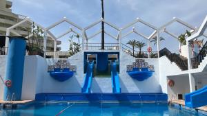 a water slide in the middle of a pool at Benalbeach Zafiro by C&N in Benalmádena