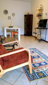 a living room with a couch and a table at La casa di Lino in Volta Mantovana