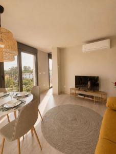 a living room with a dining table and a television at Escolapios Centro in Monforte de Lemos