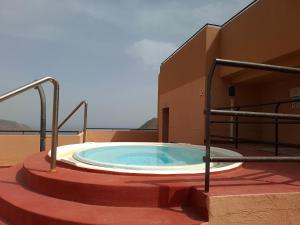 una vasca idromassaggio sul tetto di un edificio di Apartamento Playaestrella a Vícar