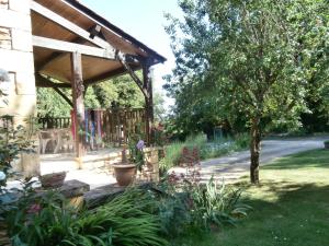 a garden with a wooden gazebo at Douceur Meyralaise in Meyrals