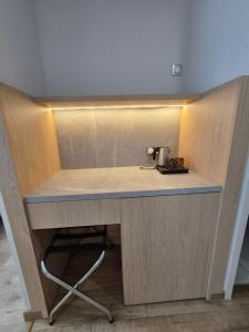 a desk with a coffee maker on top of it at Berg'hotel in Socx