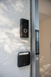 a camera on the side of a door at Shelter-rooms in Buysinghen
