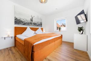 ein Schlafzimmer mit einem Bett und einem Hirsch an der Wand in der Unterkunft Neu! Auszeit an der "Grenzfarm" - Stilvolle und geräumige FeWo - perfekt für Radfahrer und Familien in Nordhorn