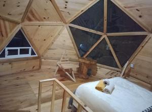 an inside view of a wooden room with a bed at Hongos mágicos in San Mateo Río Hondo