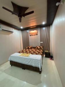 a bedroom with a bed and a ceiling fan at Samrat Hotel in Sonīpat