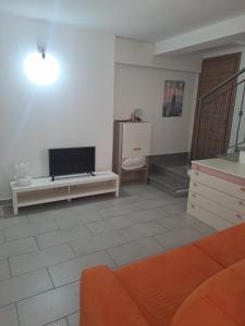 a living room with a tv and a couch at Casa Levante in Brugnato