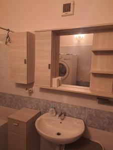 a bathroom with a sink and a mirror at Casa Levante in Brugnato