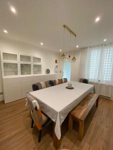 a dining room with a white table and chairs at Shelter-rooms in Buysinghen