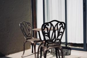 two chairs and a table in front of a window at Big Mo Bev and Grill in Middelburg