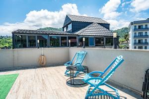 two chairs and a table on a balcony at ANDE Apartments Hotel in Gonio