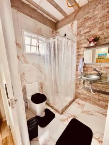 a bathroom with a toilet and a sink at Zion Cottage in Paraty +27 photos