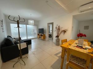 a living room with a couch and a table at Vivi Tigre Apart in Tigre