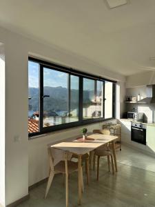 a kitchen and dining room with a table and chairs at Lindo Verde T1 in Ventosa