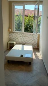 ein weißes Bett in einem Zimmer mit Fenster in der Unterkunft Hotel Link Rho in Rho