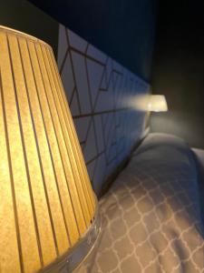 Nahaufnahme eines Bettes mit einer gelben Bank in der Unterkunft Hotel Link Rho in Rho
