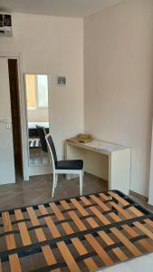 ein Büro mit einem Schreibtisch und einem Stuhl in einem Raum in der Unterkunft Hotel Link Rho in Rho