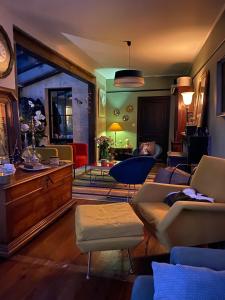 a living room with a couch and chairs at La maison de Yan in Cognac