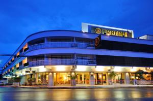 a building with a sign on top of it at Kasemsarn Hotel Chanthaburi in Chanthaburi