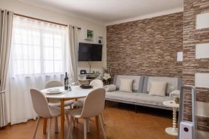 a living room with a couch and a table at Casa Espadinha in Salema