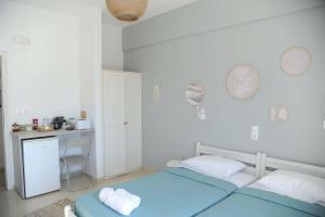 a small bedroom with two beds and a kitchen at MR RedNikos in Sellía