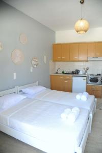 a bedroom with two beds and a kitchen at MR RedNikos in Sellía