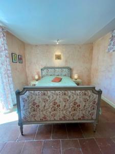 a bedroom with a bed in a room at Domaine Rauly in Puygaillard-de-Quercy