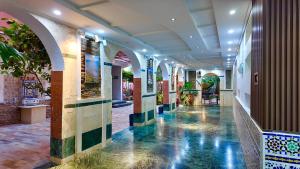a hallway of a building with a tile floor at Hôtel Résidence le Berger in Nouakchott