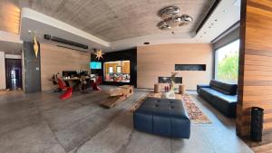 Μια τηλεόραση ή/και κέντρο ψυχαγωγίας στο Essence Hotel