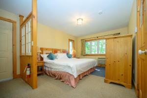 a bedroom with a large bed in a room at 148 Divot Simcoe Cottage private Beach, Kayak in Georgina