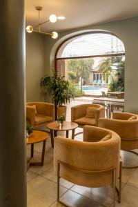 a waiting room with chairs and tables at Hotel Copahue in Junín